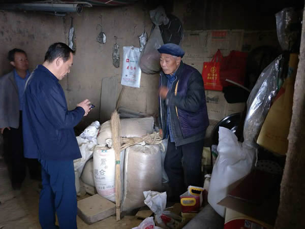 隴運(yùn)集團(tuán)公司黨委書記、董事長李寅祥同志深入琵琶鎮(zhèn)寧強(qiáng)村開展幫扶工作