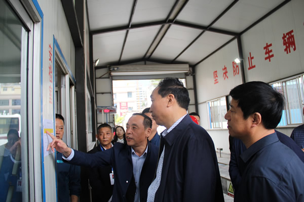 市安委辦主任、安監(jiān)局局長(zhǎng)李永宏一行到隴運(yùn)集團(tuán)公司檢查指導(dǎo)工作